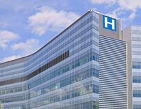 Photo Hospital blue sky white H sign